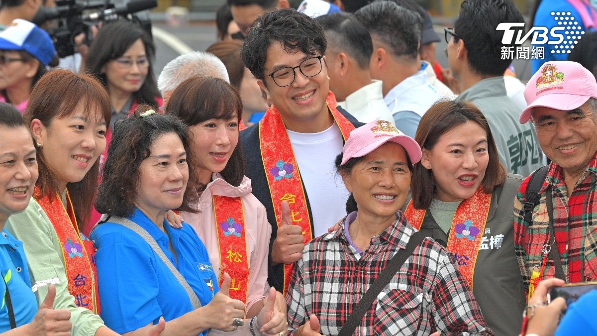 沈伯洋與黨籍議員、民眾開心合影。（圖／胡瑞麒攝）