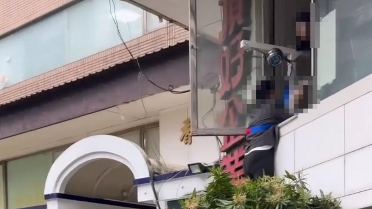 歹徒持槍禁所有人進出,行員機警窗戶垂降脫困。 (圖/Threads @bobby58 授權)