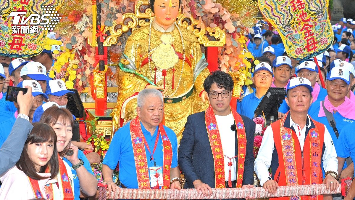 沈伯洋參與扛轎。（圖／胡瑞麒攝）