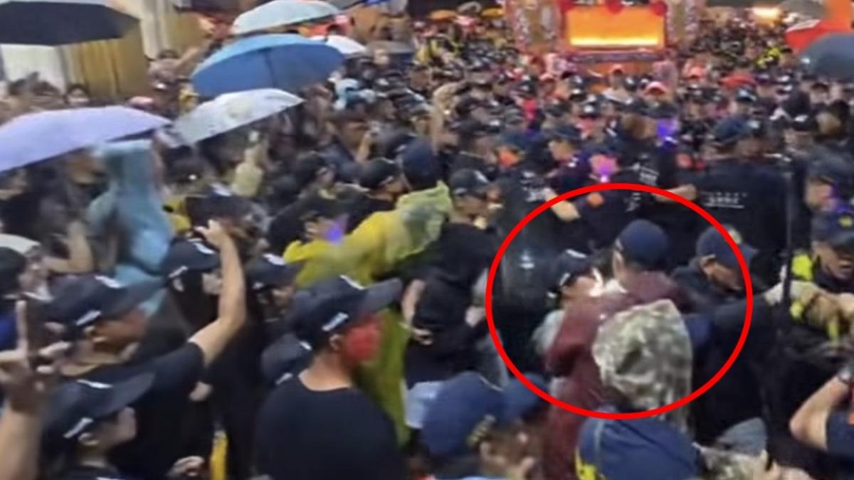 大甲媽回鑾大亂鬥!女驗傷控警「圍脖壓制」 彰化警回應打臉了
