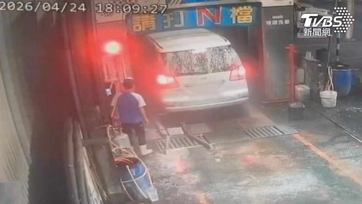 高雄仁武鳳仁路上的一間加油站洗車廠,洗車機啟動瞬間,廂型車的前擋風玻璃破成蜘蛛網狀,車主控沒提醒,店家調監視器反擊。(圖/TVBS)