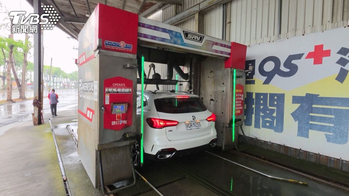 部分連鎖加油站採用的是「往復式洗車機」,這種設備是在車輛打P檔靜止的狀態下,由洗車機前後移動進行清洗,且以水刀替代刷毛。(圖/TVBS)
