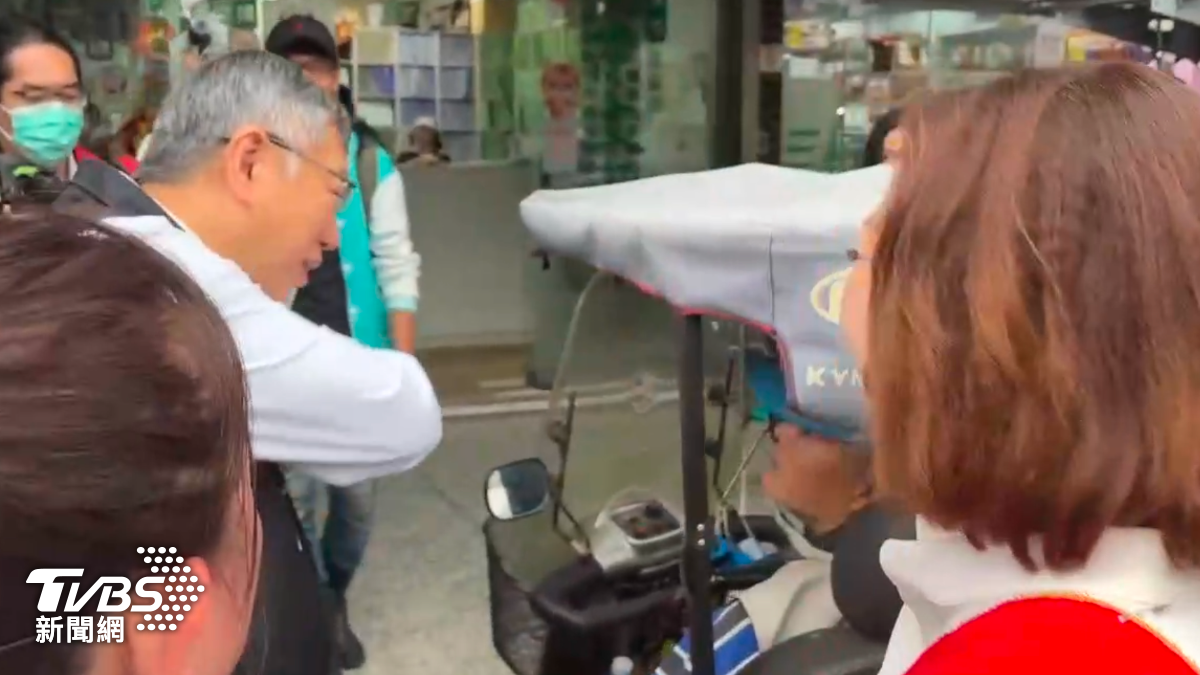 民眾黨創黨主席柯文哲被民眾狂譙貪污，柯還不爽抱胸對峙。（圖／TVBS）
