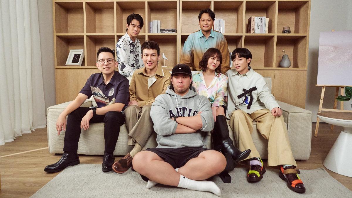 導演李伯恩(中)為六位成員量身打造六人六色主題任務。(圖/TVBS)