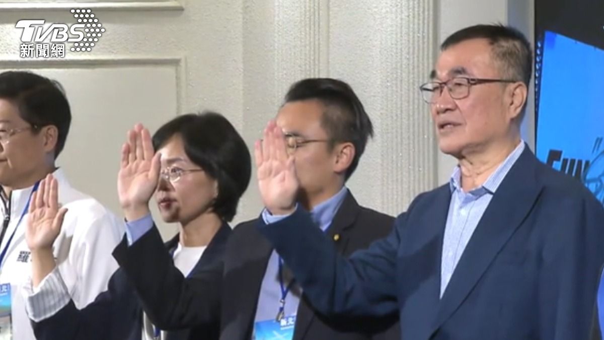 國民黨參選人李四川出席新北城市祈禱會，與民進黨參選人蘇巧慧罕見同台。（圖／TVBS）