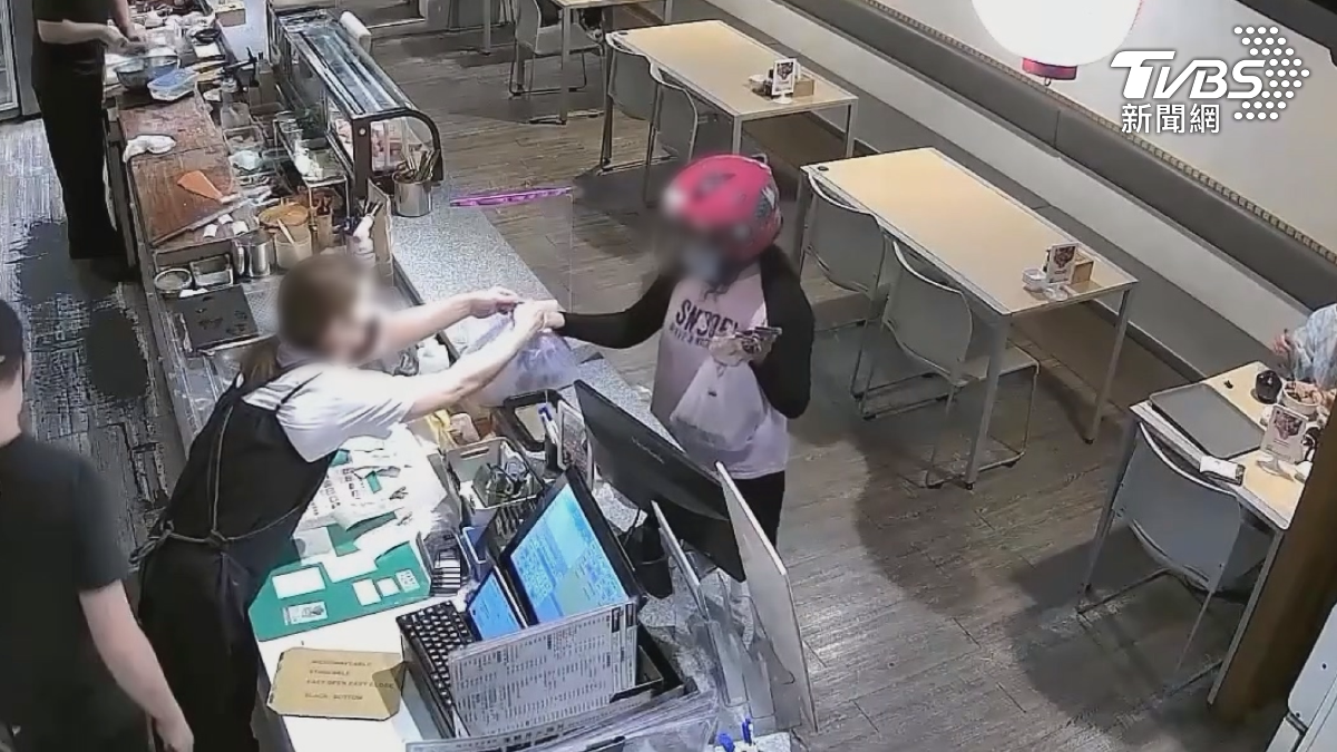 台南市東區一家壽司店日前遭遇外送詐騙，女外送員取餐後「轉單落跑」，直到第二名外送員上門取餐，店家才驚覺受騙。（圖／TVBS）