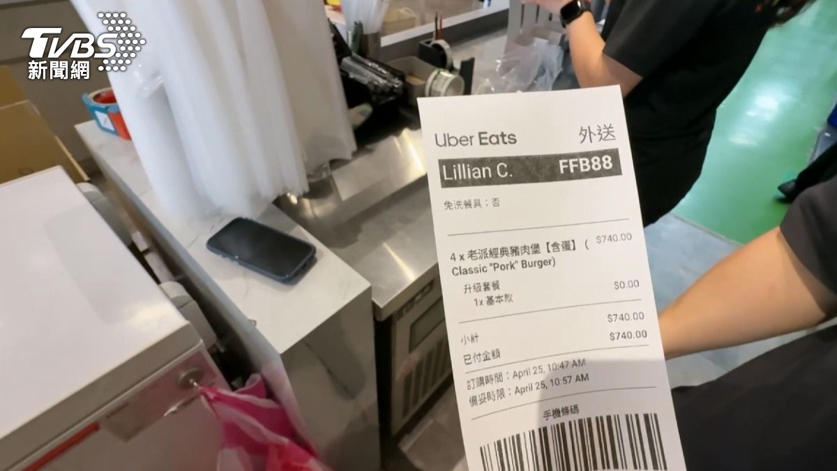 店家說明，當時外送員進店報了單號要取餐，他們便將餐點交出，沒想到對方走到店外後，就把該筆訂單轉給其他人。（圖／TVBS）