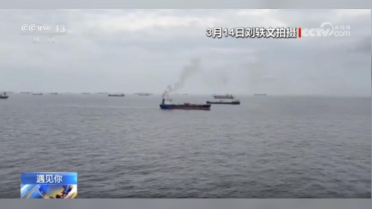 荷姆茲海峽部分船隻開始配給淡水，船員每天只能領一小桶水洗漱，又因為跟家人聯繫不上，多重壓力下，心理狀態陷入崩潰。（圖／大陸央視）