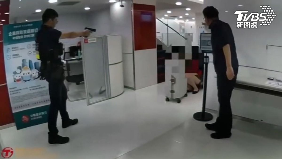 台北市大安區中國信託銀行搶案,警匪內部對峙新影像曝光。(圖/TVBS)