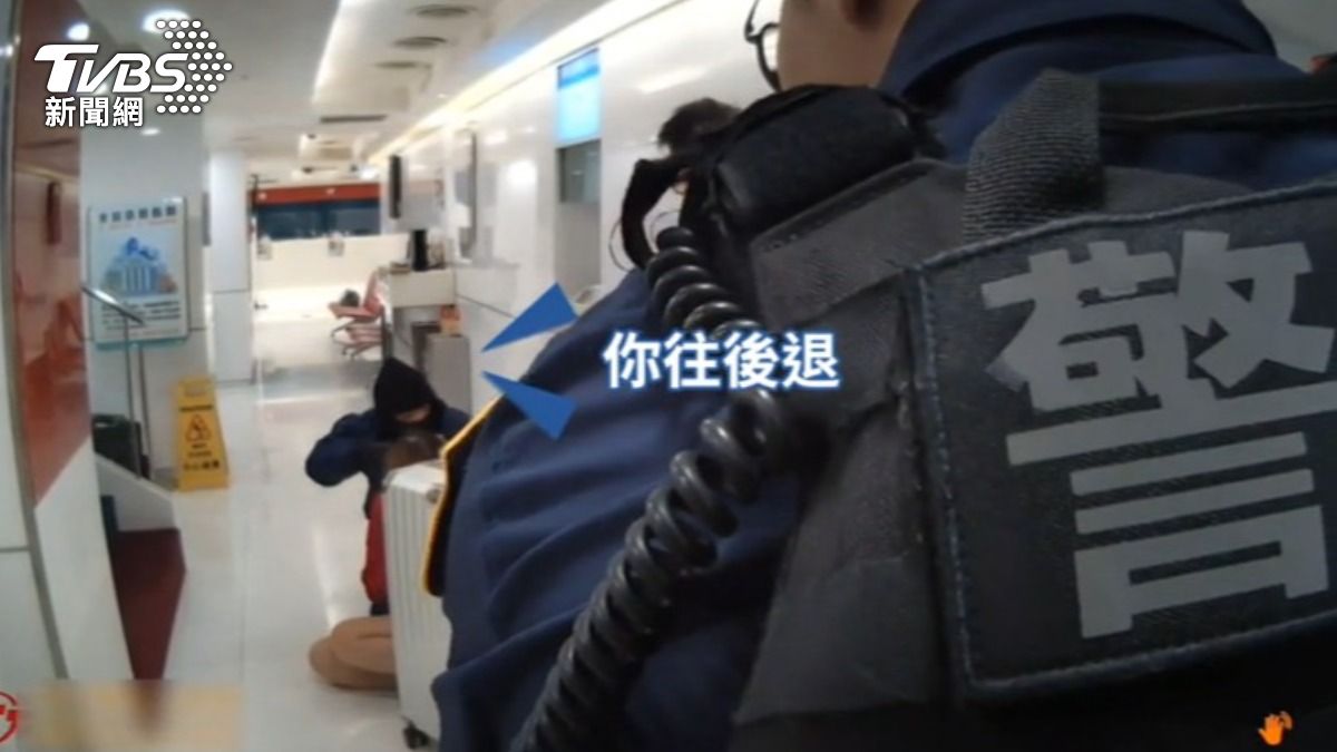 林姓搶匪挾持女經理,不斷高喊「警方後退」,甚至一度開槍,結果被發現手持的是空氣槍。(圖/TVBS)