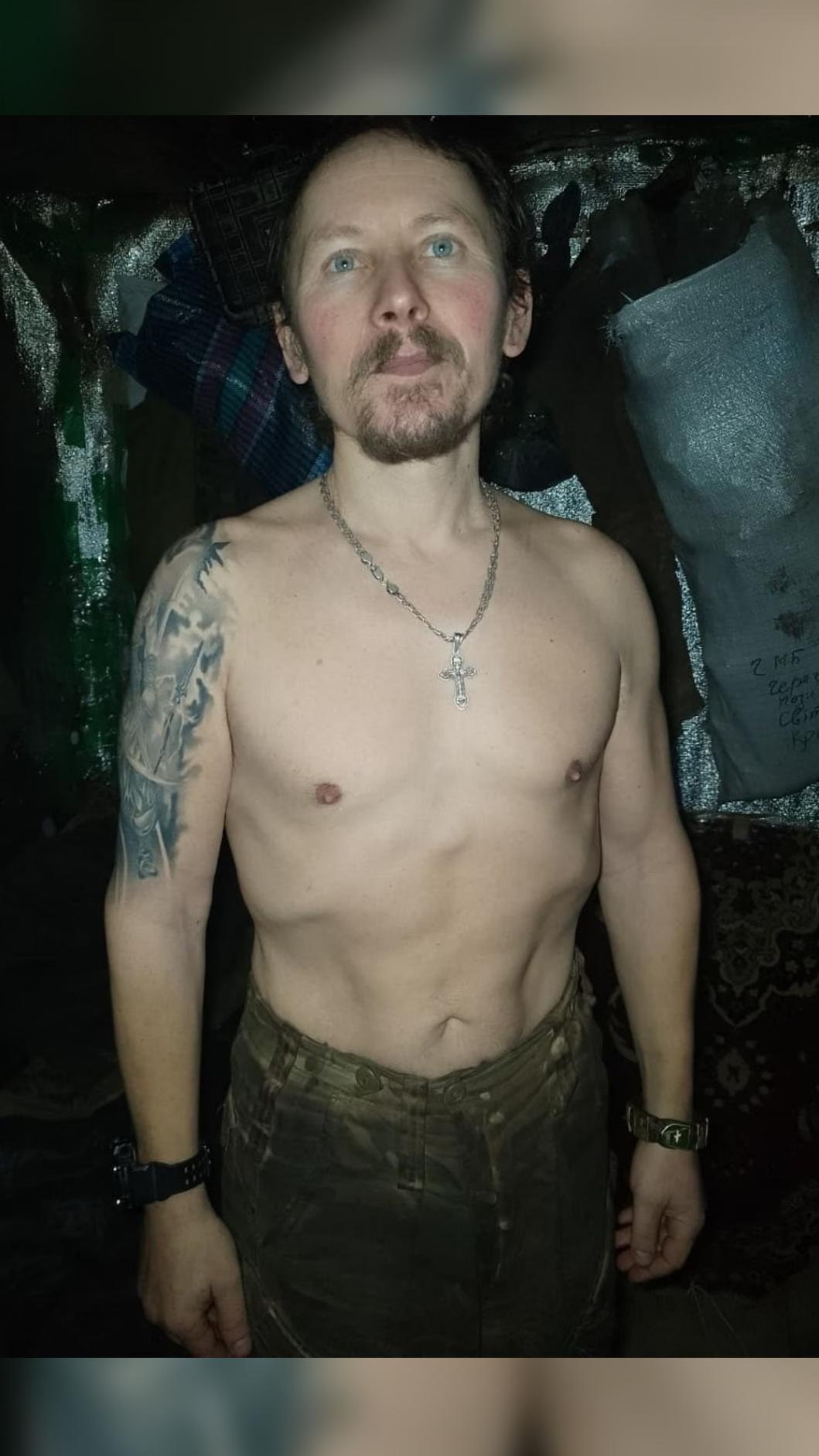 士兵臉色慘白、肋骨根根突出,雙臂纖細如柴。(圖/翻攝自衛報)