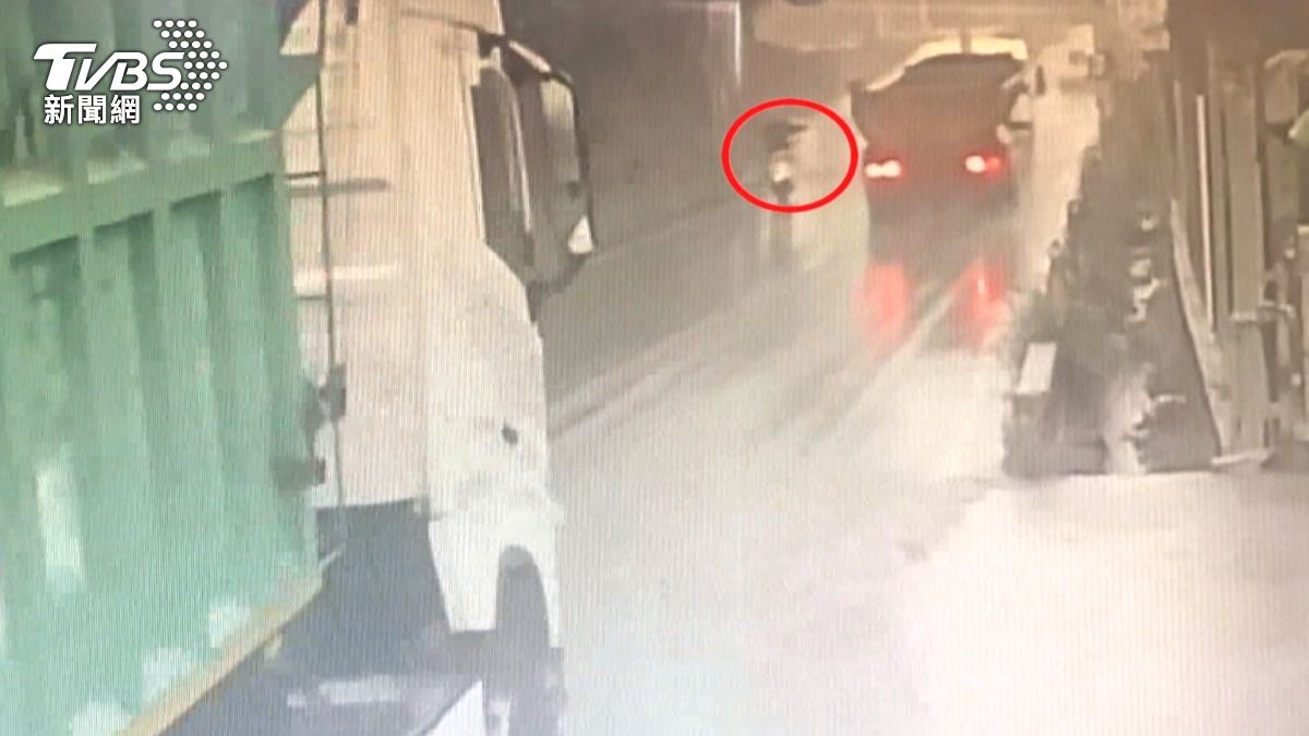 「撐傘騎車」會車砂石車秒自摔,倒臥輪旁險遭輾。(圖/民眾提供)