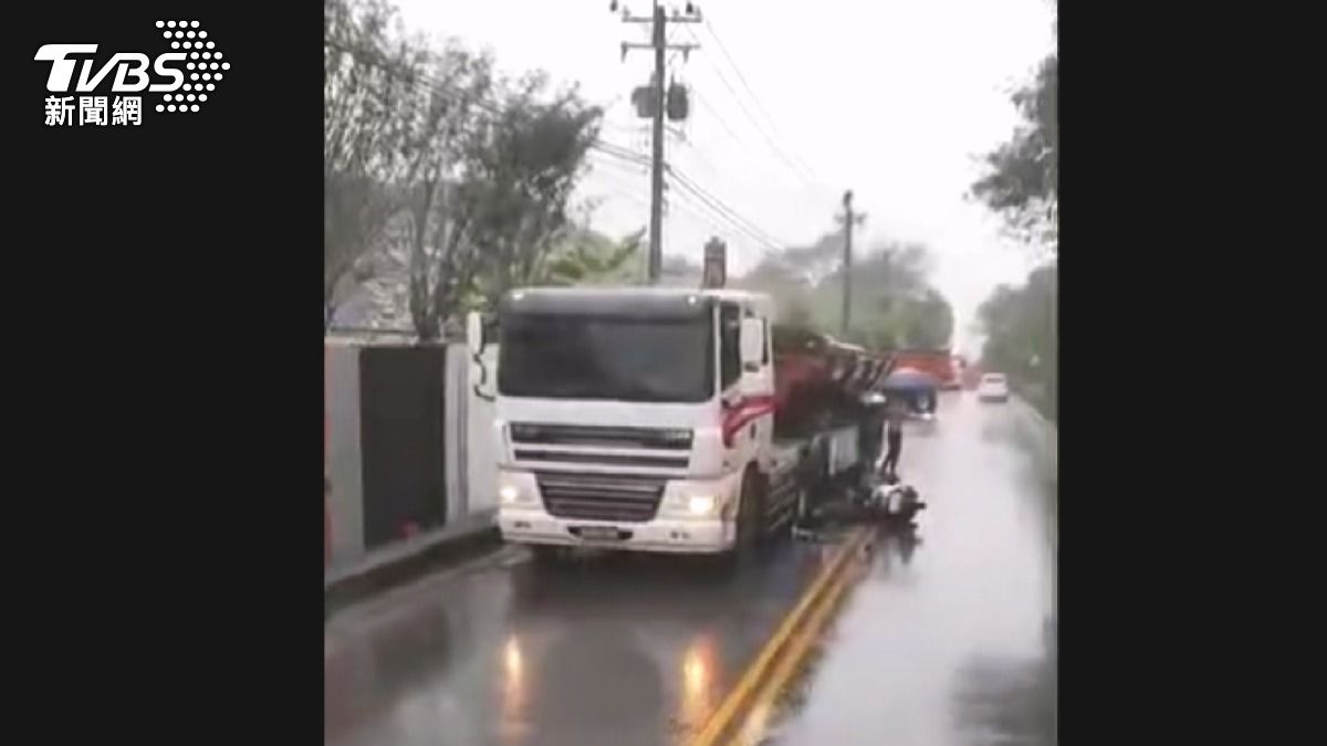 所幸砂石車及時煞停,騎士送醫後診斷為腦部出血。(圖/民眾提供)