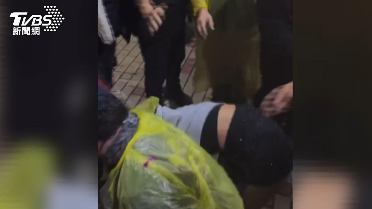 人群推擠過程中，該名灰衣長髮女子遭警方壓制，被架著脖子強迫彎下腰。(圖／民眾提供)