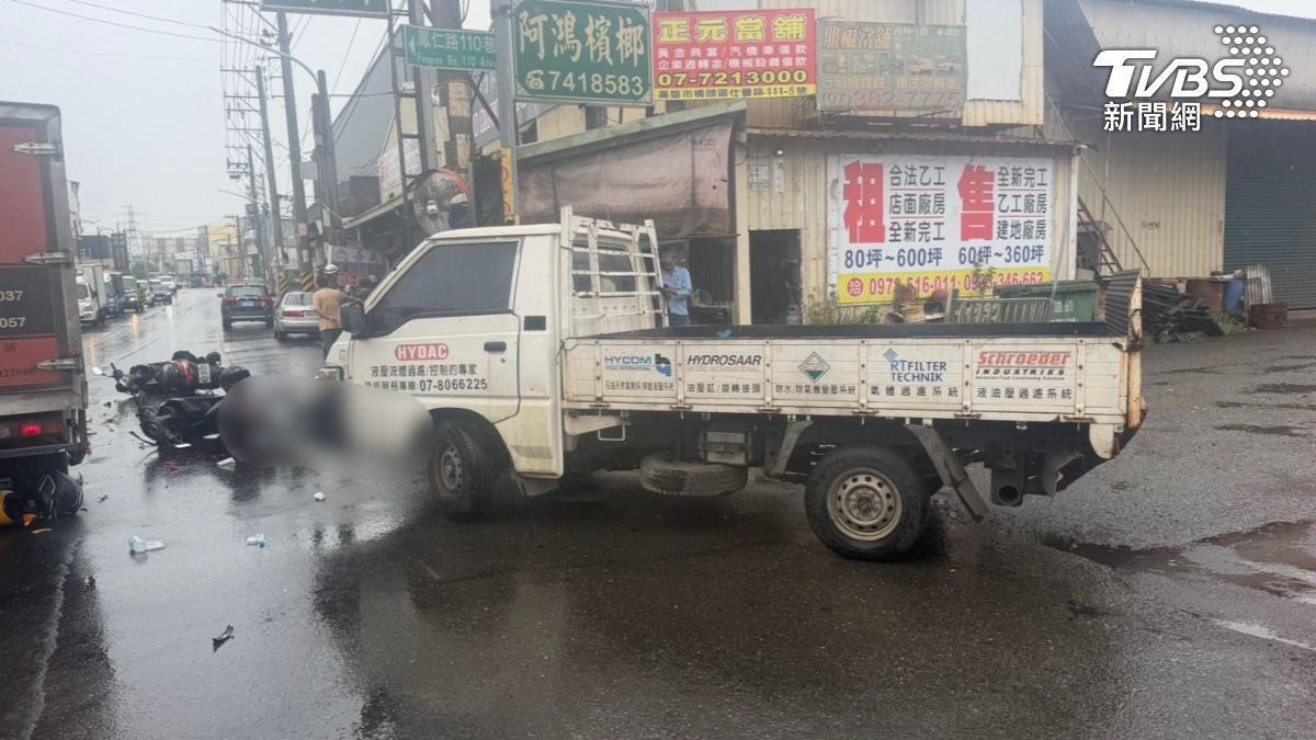 另一部小貨車也遭波及。(圖/TVBS)