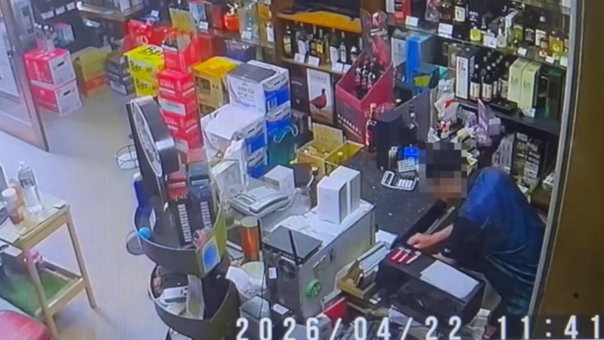 假喝茶真偷錢!豐原鄰長狂撈萬元現金全被拍 兒下跪替父道歉
