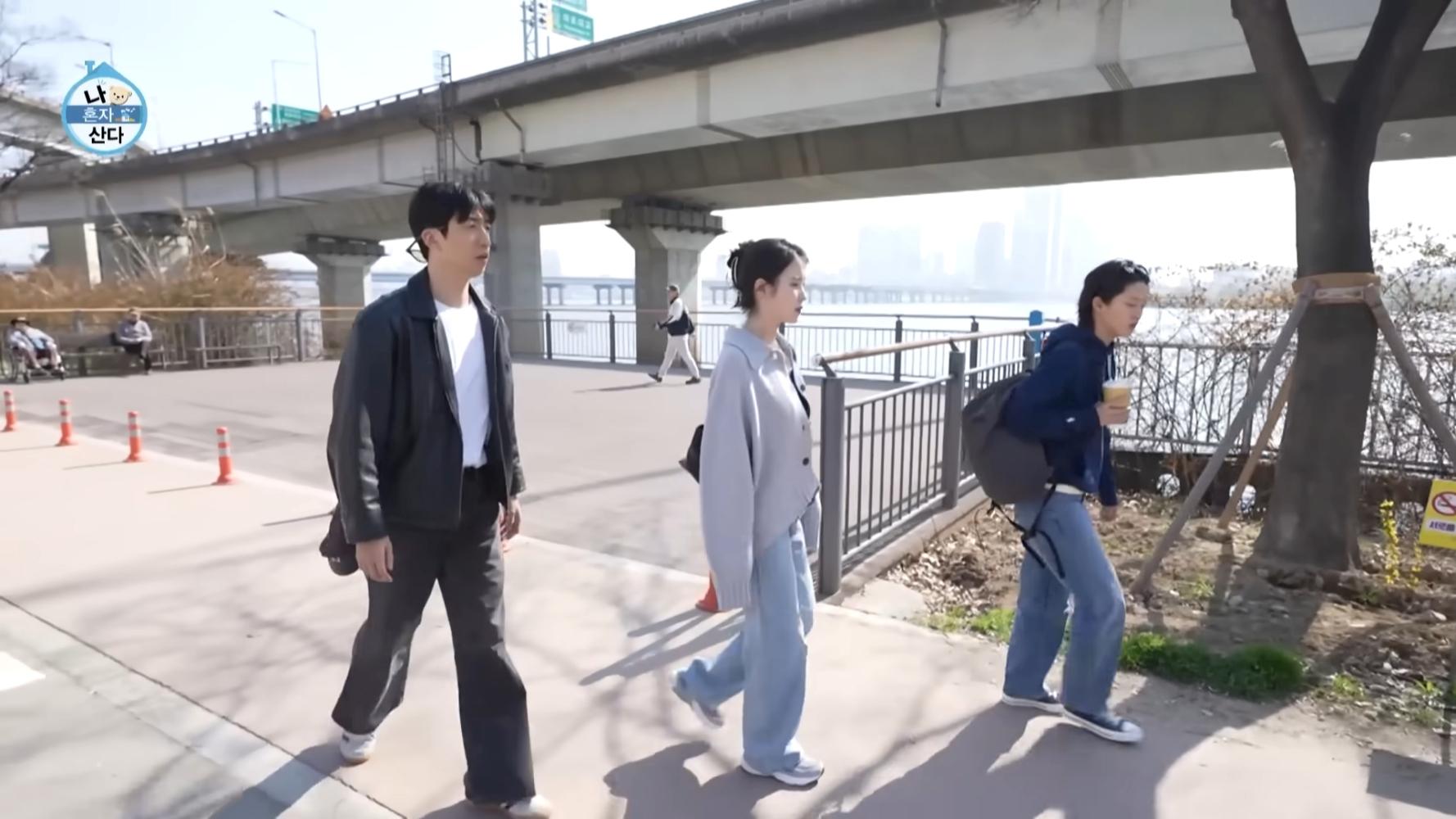 劉秀彬(左起)、IU、李妍在節目中一起去漢江走走。(圖/翻攝自MBCentertainment YouTube)