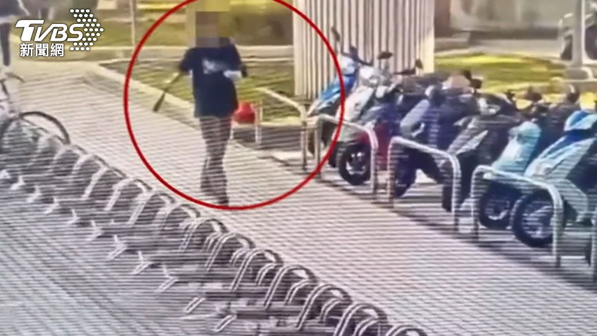 沿路揮棒400米被報警，男到案稱昔為棒球隊，想練習和運動。（圖／TVBS）