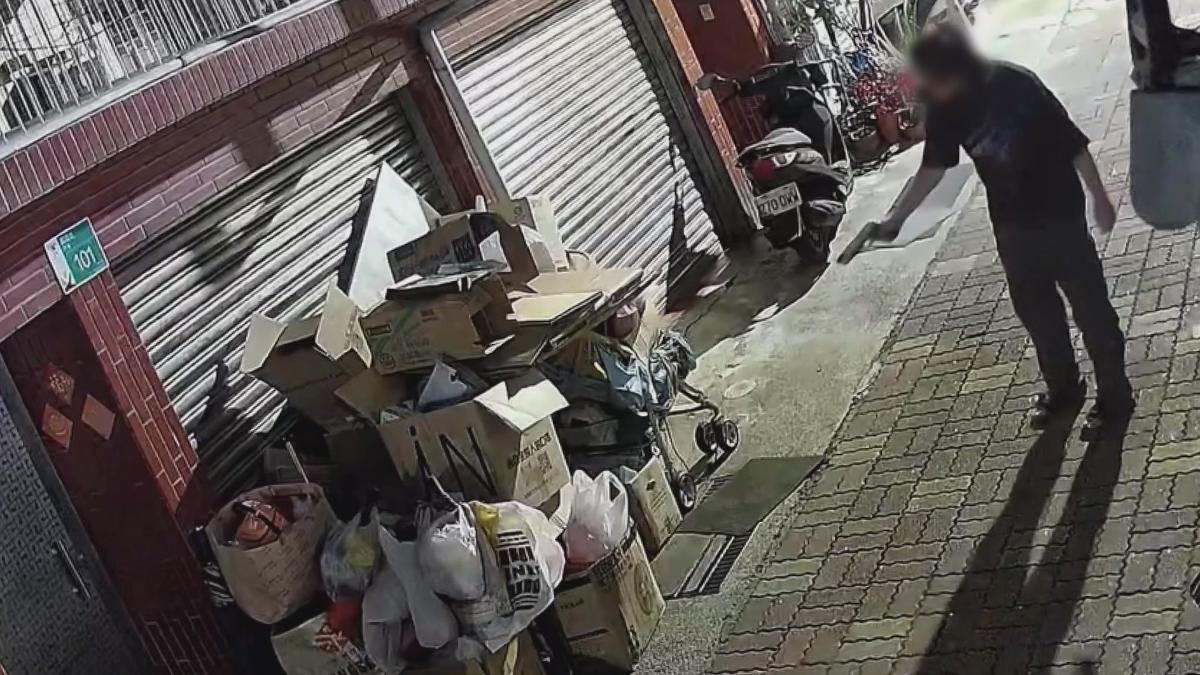 台南市北區實踐街有民眾目擊，一名男子多次持BB槍在巷弄間遊蕩，疑似瞄準流浪貓射擊。（圖／翻攝_ 台南爆料公社）