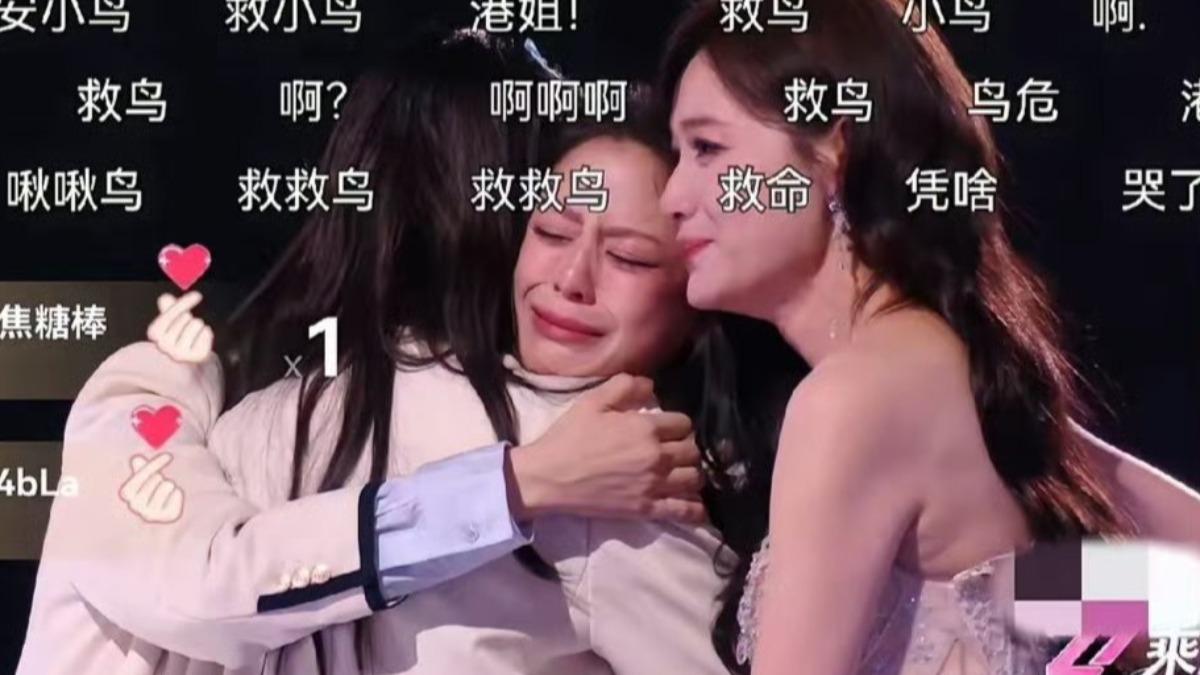 不少觀眾批評節目組刻意讓女孩哭很慘,展現卑微的一面。(圖/翻攝自微博)