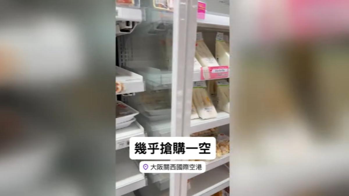 航班延誤12小時旅客夜宿機場。(圖/TVBS)