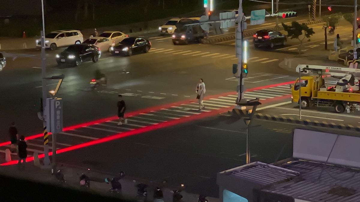 台南市4處斑馬線出現「紅色結界」，此為台南市試辦智慧警示系統。（圖／翻攝自粉專台南氏）