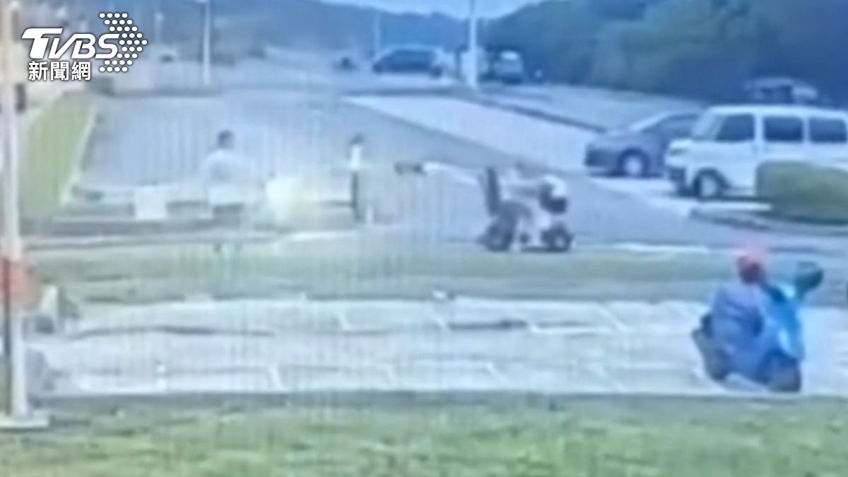 監視器拍下,桃園永安漁港停車場,男子搭乘四輪電動代步車,故意破化柵欄。(圖/TVBS)