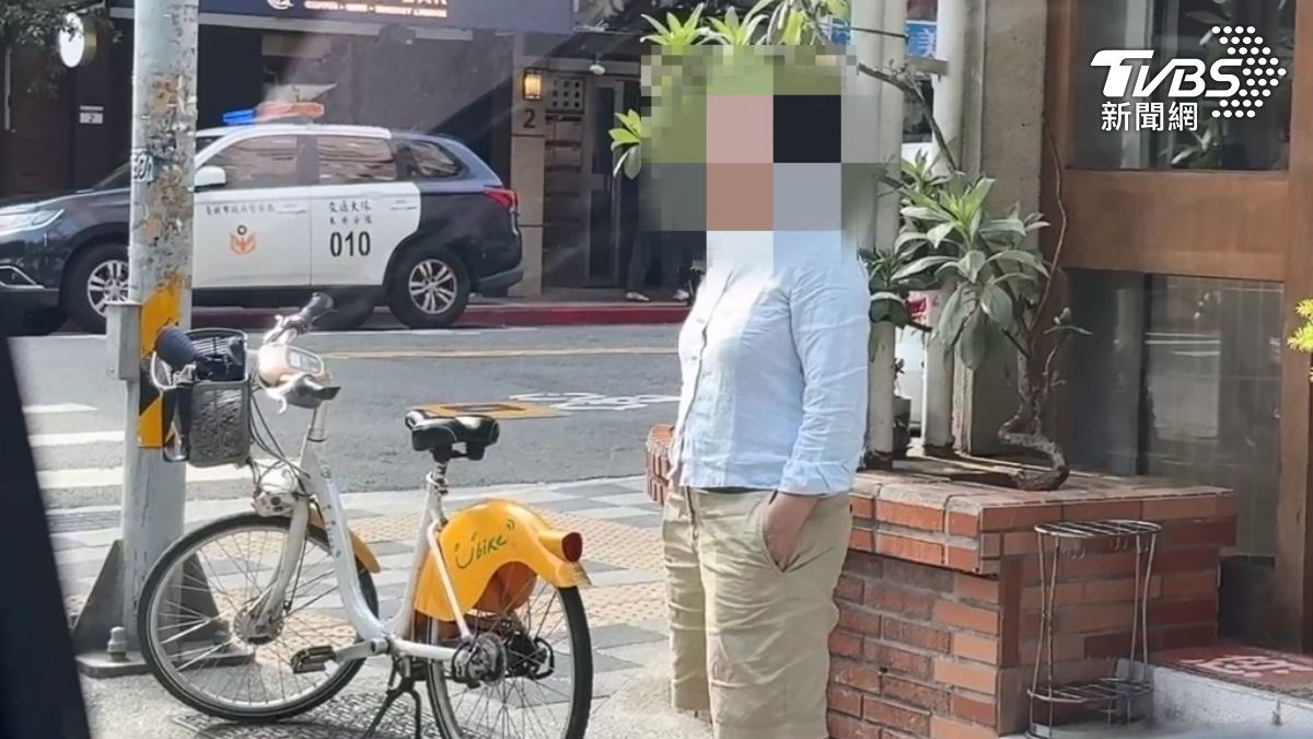婦人遭控在人行道上騎腳踏車、和行人發生碰撞，但她堅決否認，一度拒絕提供資料。 (圖／TVBS)