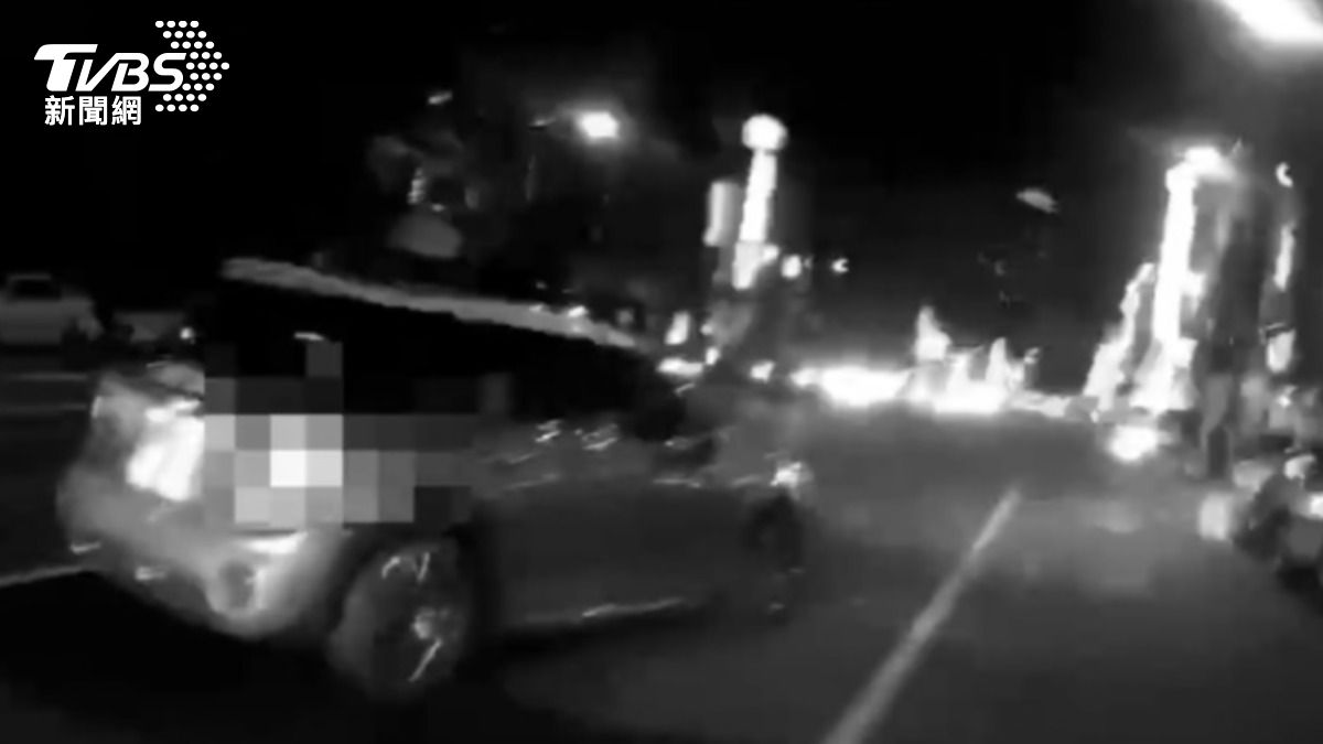 員警鳴哨又揮動指揮棒,陳小姐無靠邊卻駛離,警方表示無誤開。(圖/TVBS)