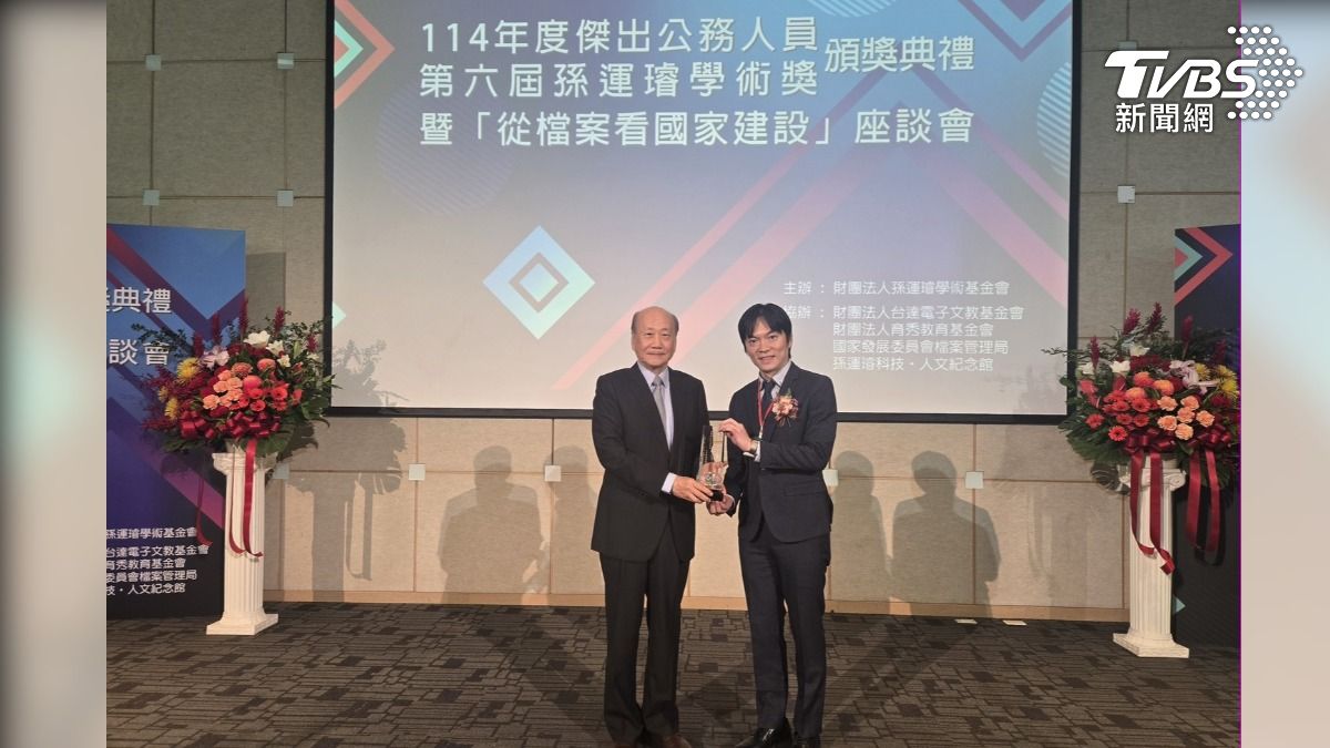 台中市政府法制局長李善植獲頒114年度傑出公務人員獎座及百萬獎金(圖／市府提供)
