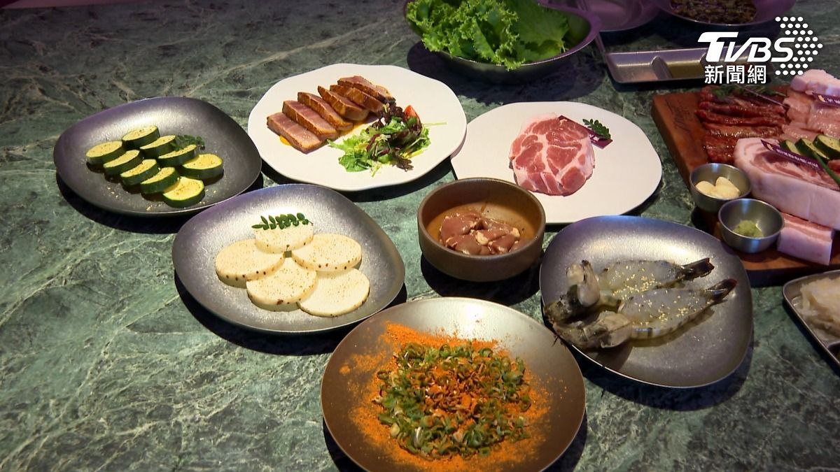 高雄各個燒肉店百家爭鳴，紛紛拚特色、推優惠，要讓顧客留下深刻印象。（圖／TVBS）