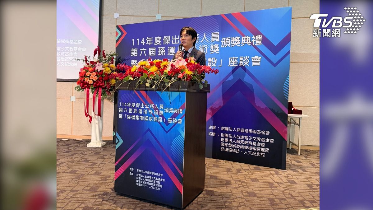 台中市政府法制局長李善植獲頒114年度傑出公務人員獎座及百萬獎金(圖／市府提供)