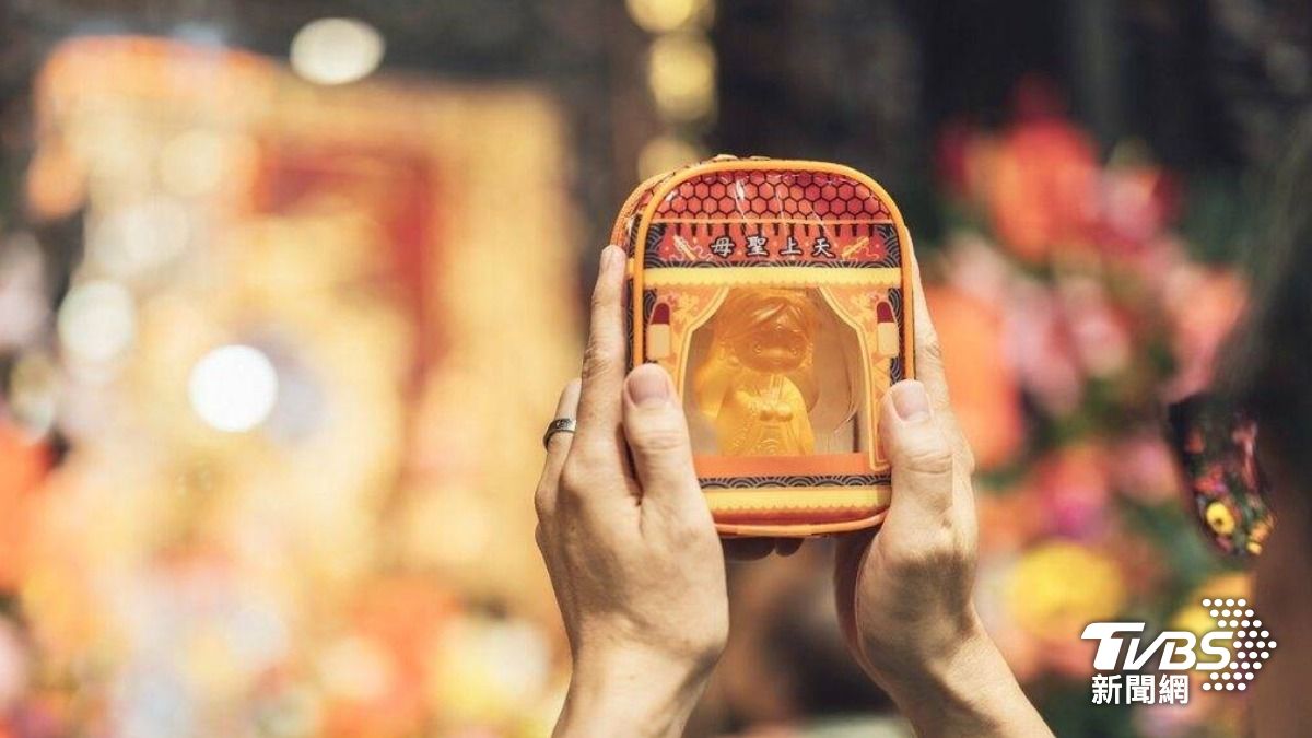 琉璃藝術品牌tittot琉園瞄準大甲媽祖遶境熱潮,推出「神轎娃包」。(圖來源/tittot琉園)