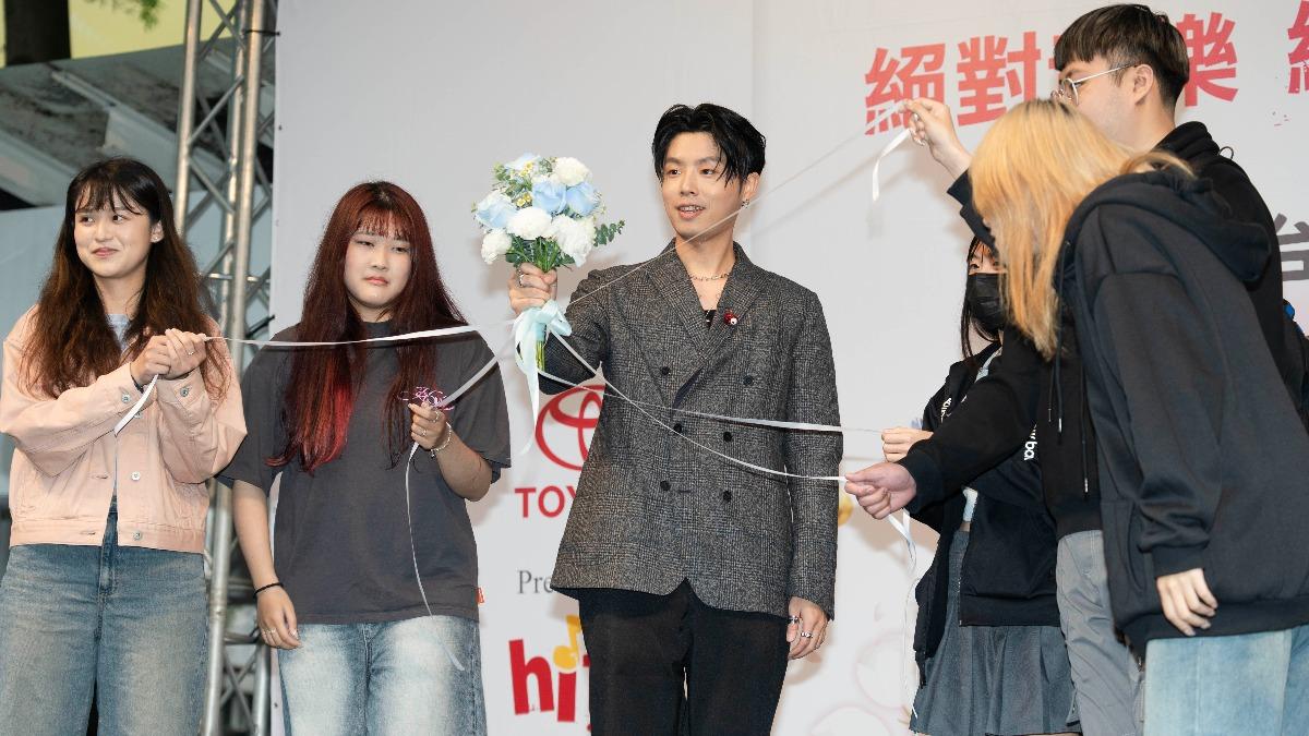HowZ搖身灑票男神!陪粉絲抽捧花好緊張 帥氣男團F.F.O也來了