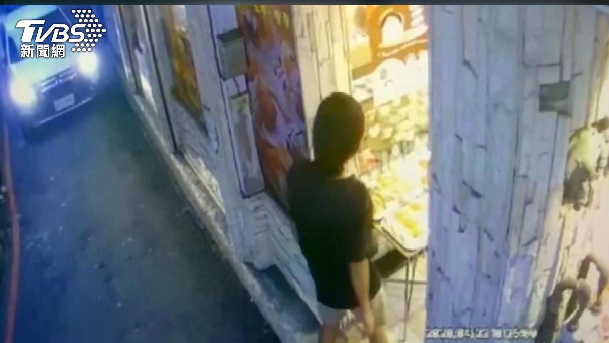 逢甲隨機襲胸狼! 女控男巷弄伸狼抓就落跑。(圖／民眾提供）