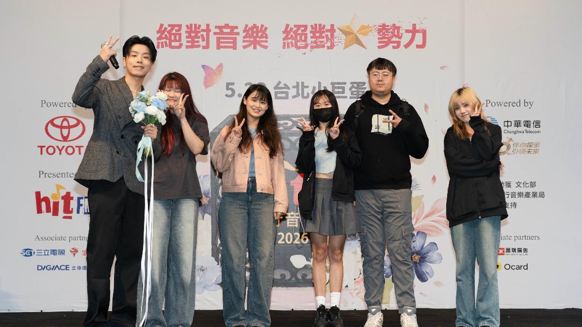 HowZ擔任花花關主,透過抽捧花遊戲送門票。(圖/Hit Fm聯播網提供)