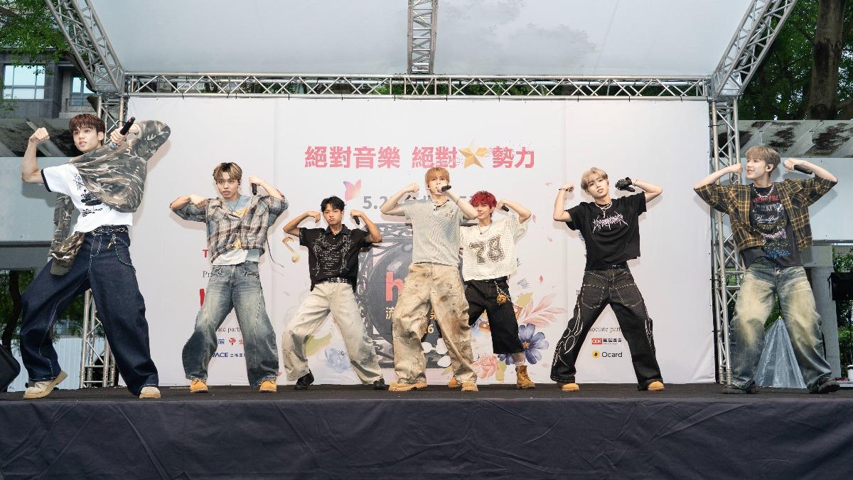 F.F.O唱跳〈腦袋漂流記〉、〈大丈夫〉等曲。(圖/Hit Fm聯播網提供)