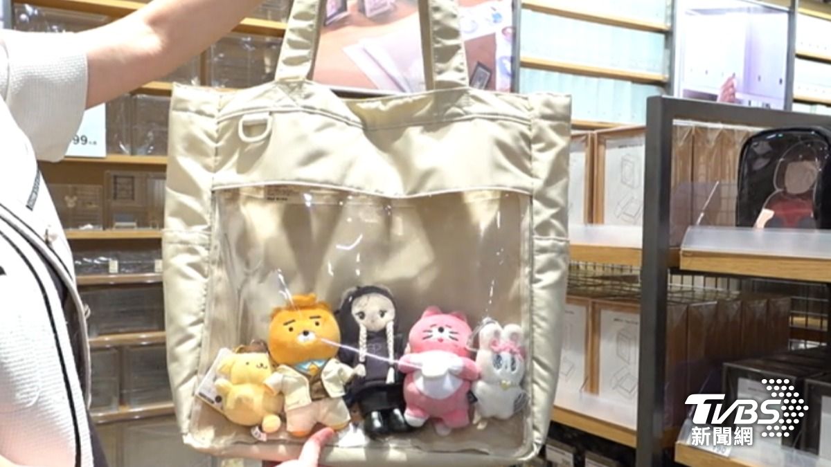 日系品牌無印良品設計大容量追星包,可以把娃娃們塞好塞滿。(圖/TVBS)