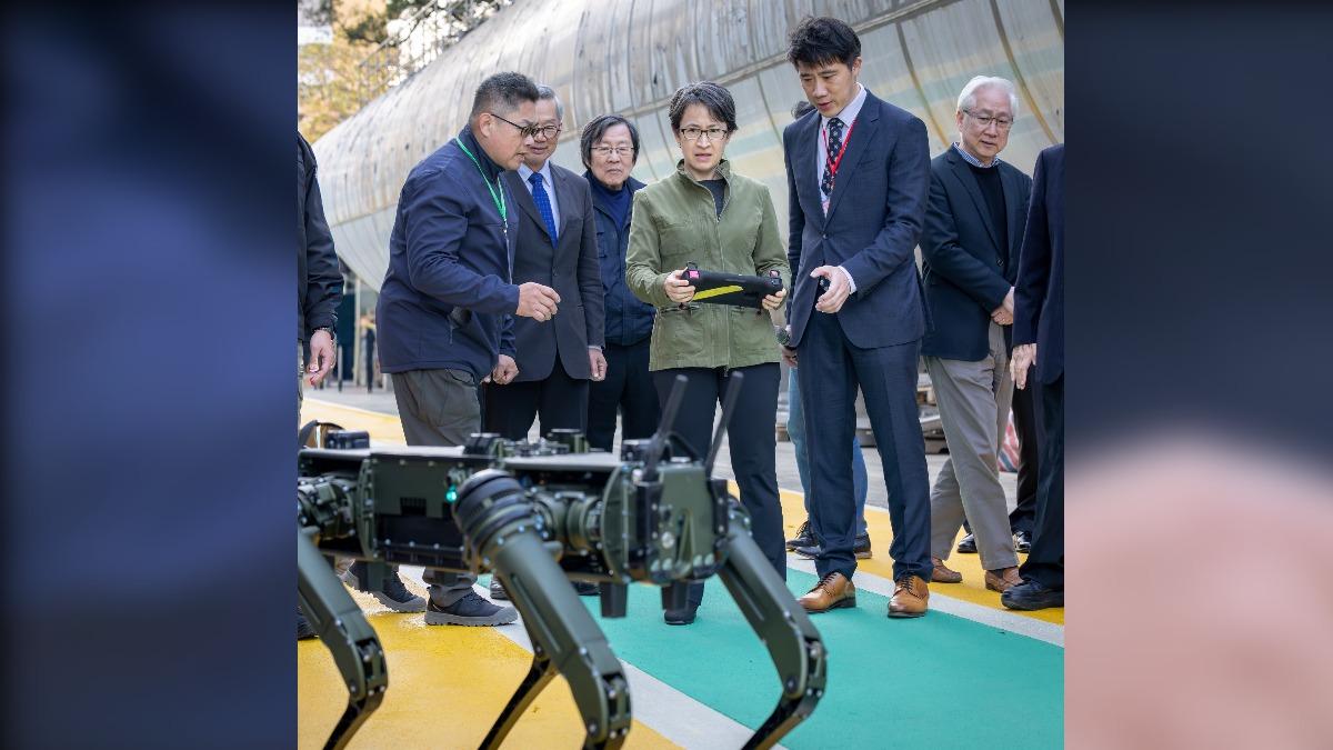 副總統蕭美琴前往前往東元電機與義美公司參訪,操作無人地上載具「機器狗」。(圖/翻攝自蕭美琴臉書)