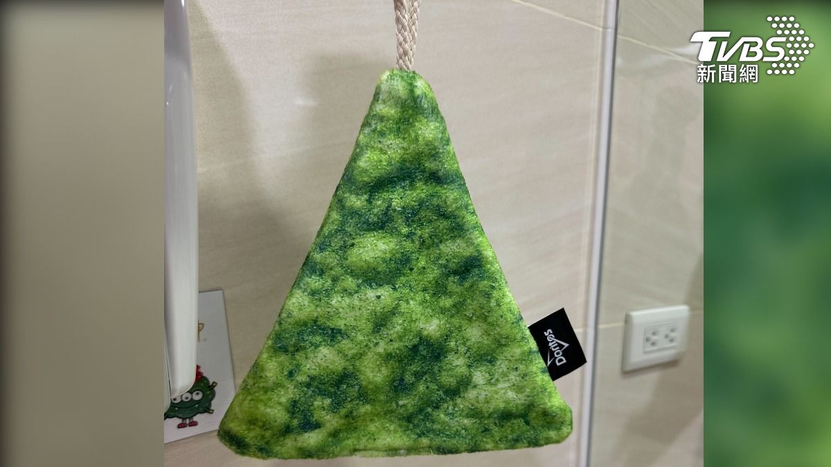 近日有網友在臉書社團分享，男友因為對「香菜」情有獨鍾，特地到連鎖超市掃貨湊滿額，只為換取一條造型奇特的擦手巾。（圖／小廢物俱樂部臉書）