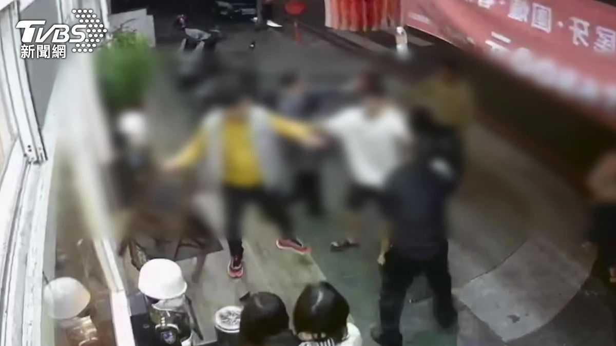 盯著陌生人看，挑釁意味濃厚容易引起衝突。（圖／TVBS）