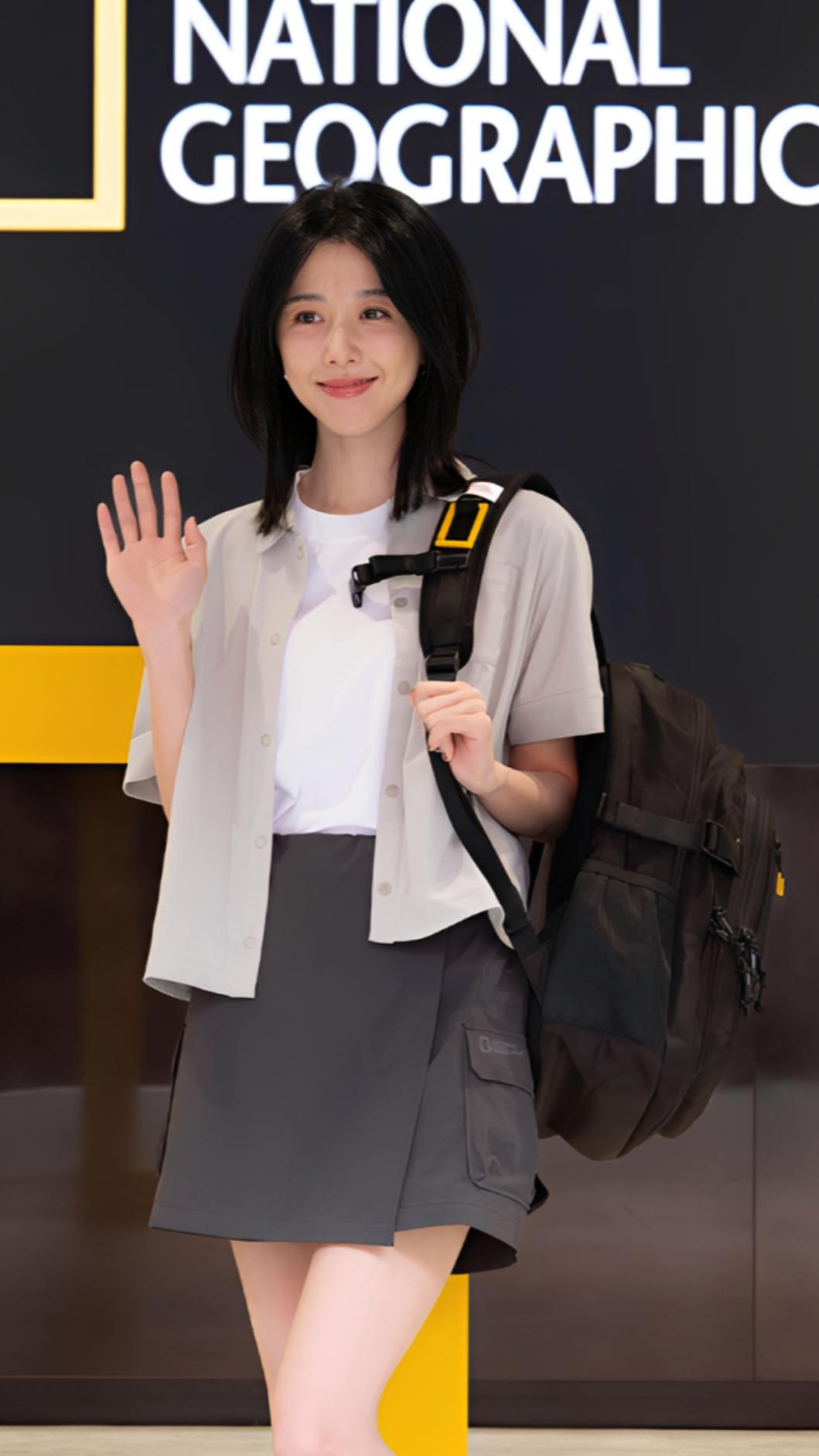 邵雨薇示範的寬鬆短袖襯衫。(圖/翻攝自IG@natgeoapparel_tw)