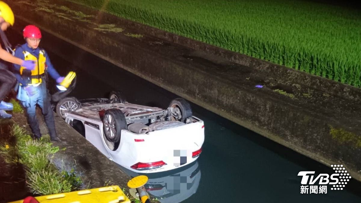 宜蘭轎車自撞電線桿翻落大排 48歲女駕駛命危搶救中