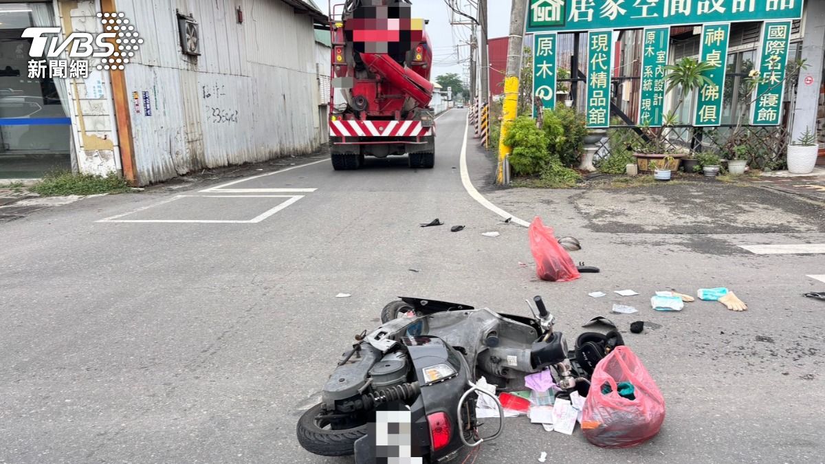 屏東驚悚車禍！水泥車左轉撞噴機車　男騎士重傷轉送高雄搶命