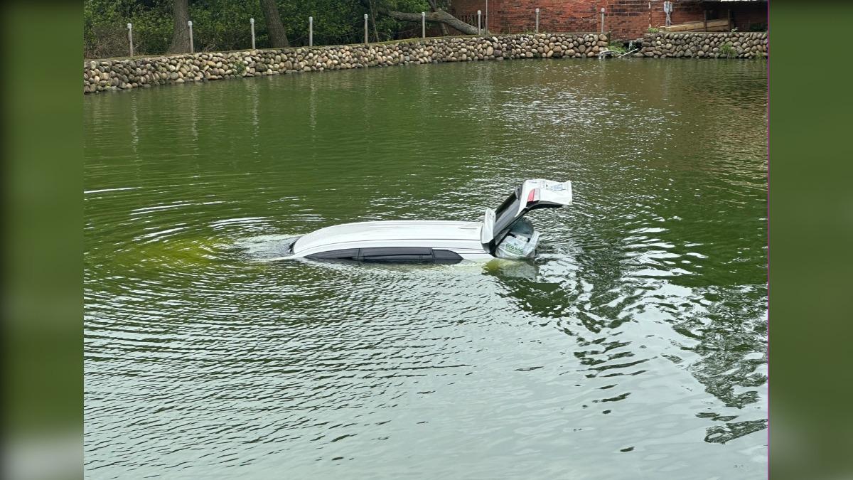龍潭大北坑驚傳落水意外 駕駛倒車不慎連人帶車墜池