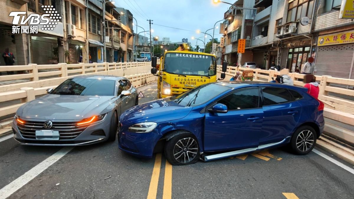 有片/中壢女地下道前撞對向車釀8傷 「車身打橫」交通塞爆