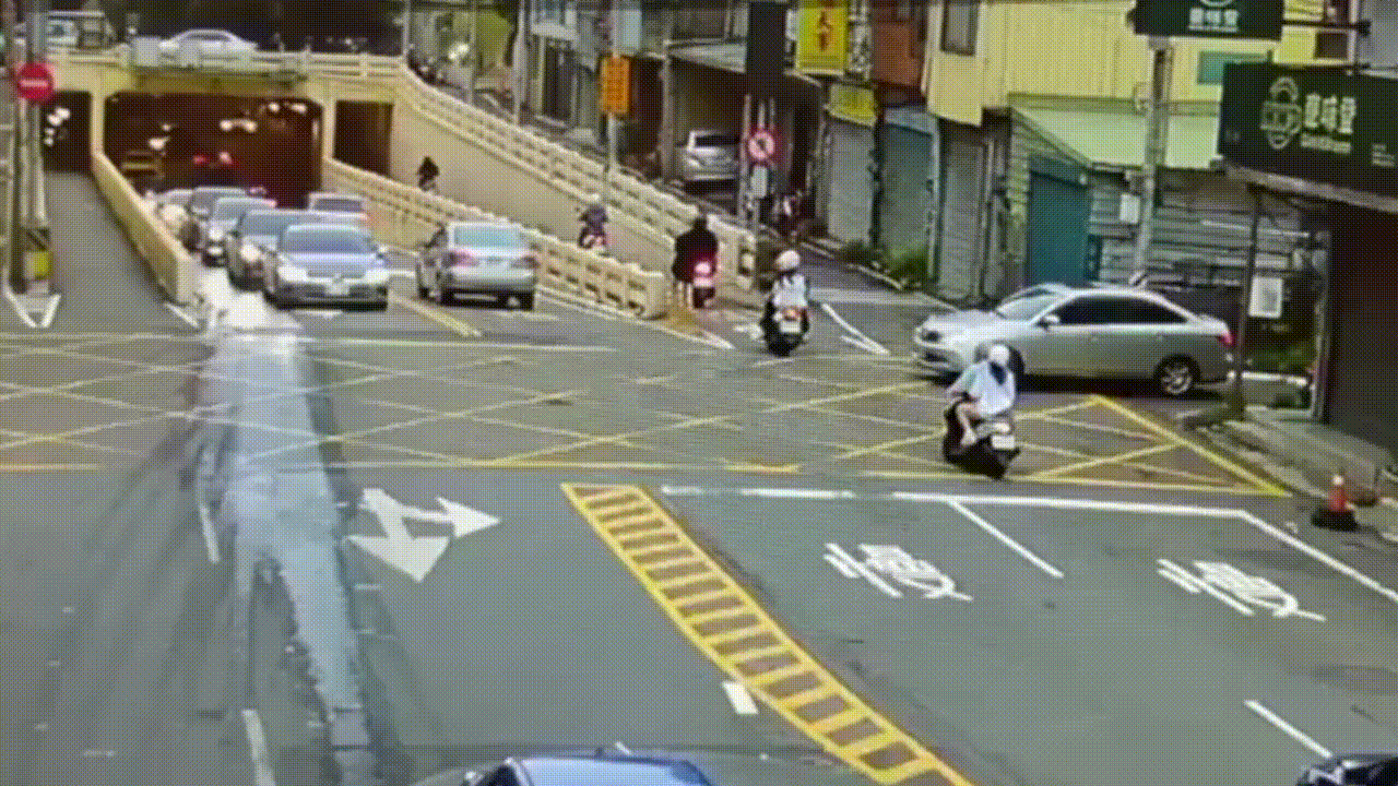撞擊瞬間曝光。（圖／TVBS）