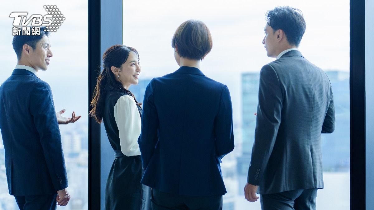 同事上班狂摸魚!主管「視而不見」還湊一腳 她質疑:認真錯了嗎?