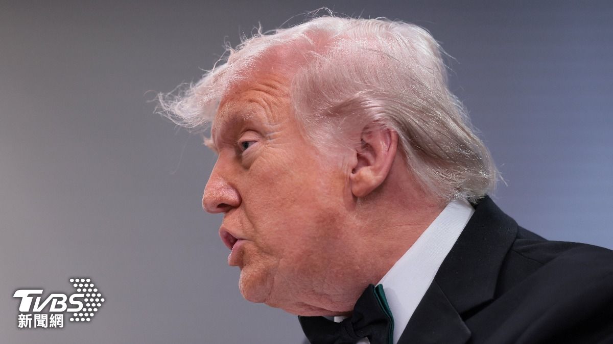 美國總統川普（Donald Trump）出席白宮記者晚宴，現場爆發槍擊事件，他召開記者會還原過程。（圖／達志影像路透社）