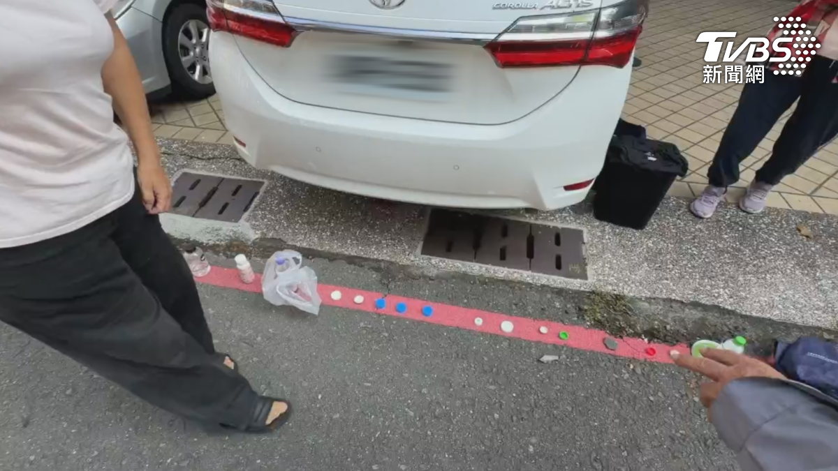 高雄前鎮區一間道院,週日發放200份愛心便當,一大早6點多,路邊就出現瓶蓋、免洗筷排隊潮,原來是不方便久站的阿公阿嬤,拿各種道具來佔位(圖/TVBS)